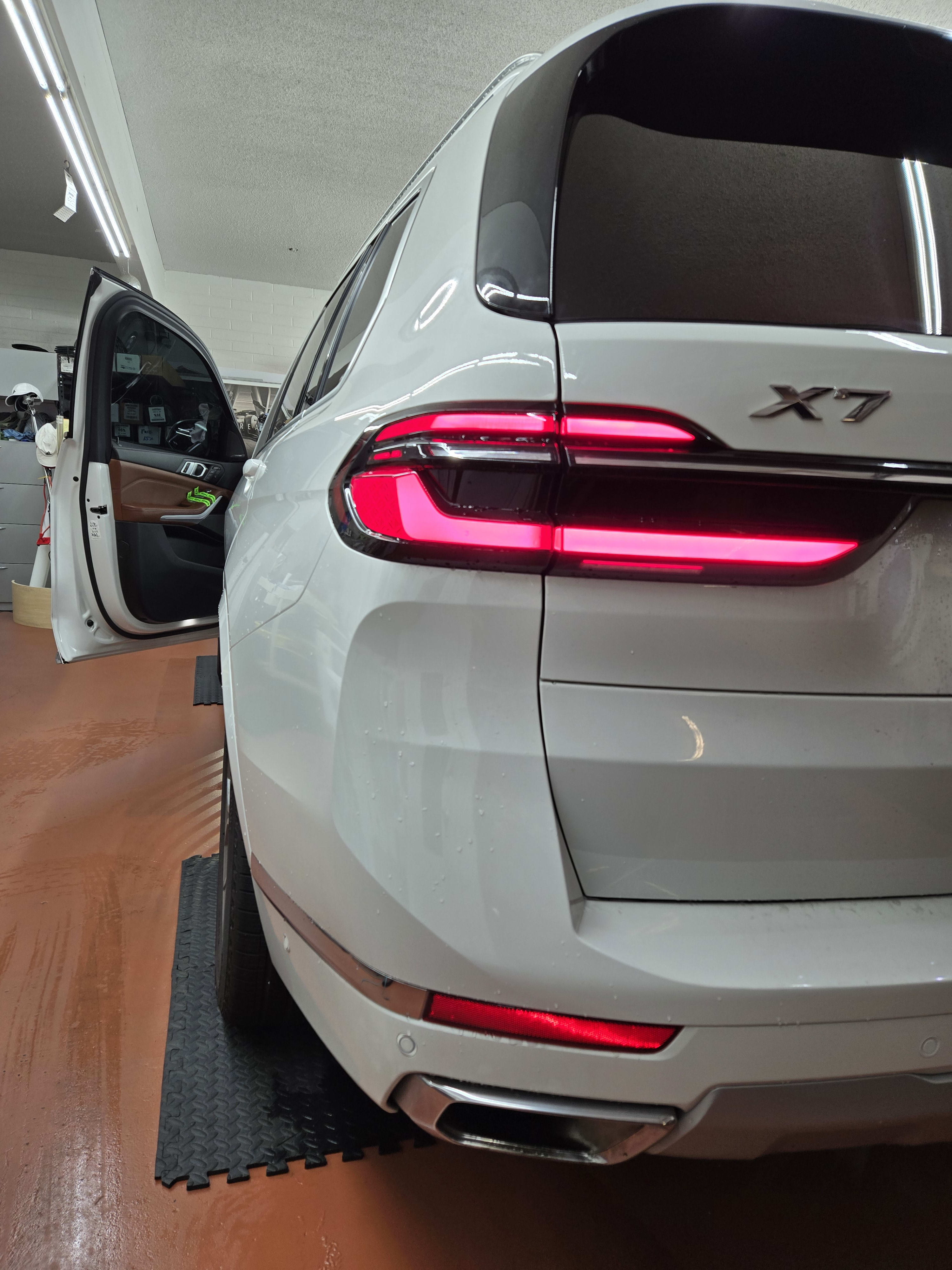 BMW X7, dark rear glass