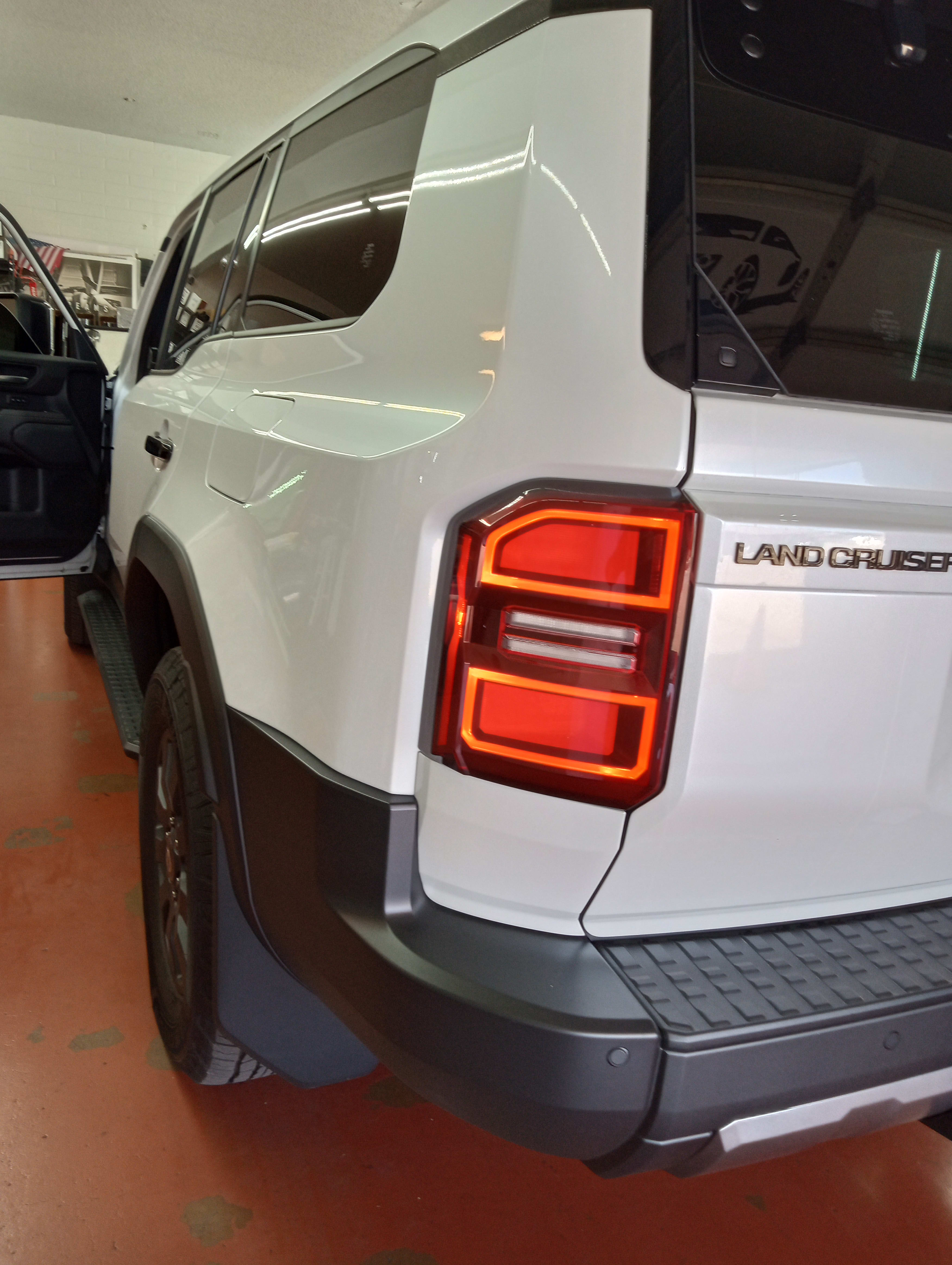 New Land Cruiser, rear glass