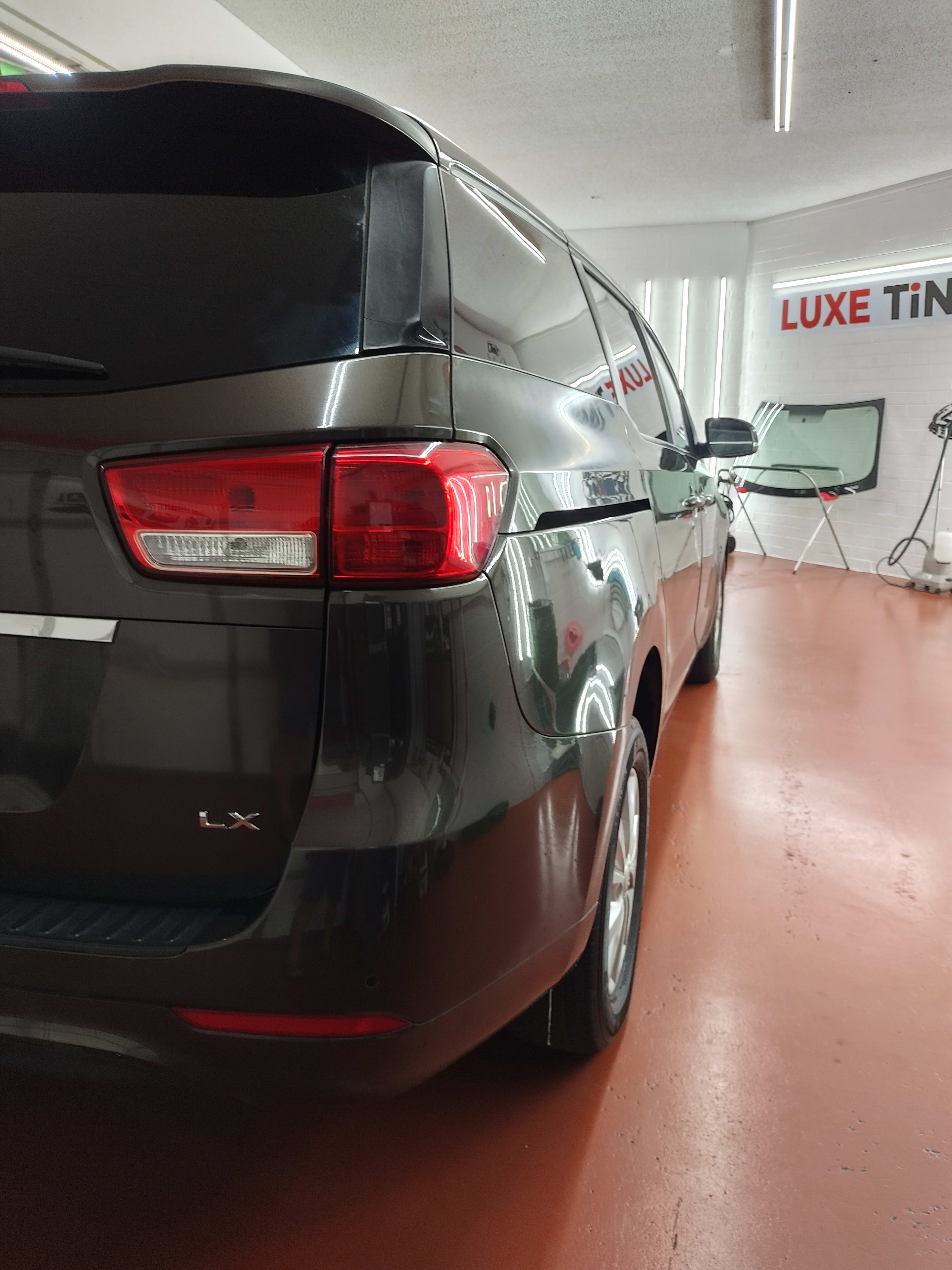 Black Kia Sedona, rear three-quarter